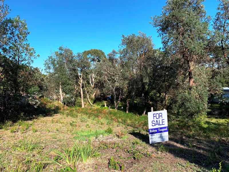 CLOSE TO BEACH & VIEWS OVER LAKE TO RANGES