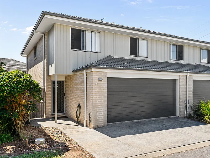 Spacious Modern 4 Bedroom Townhouse with Double Garage