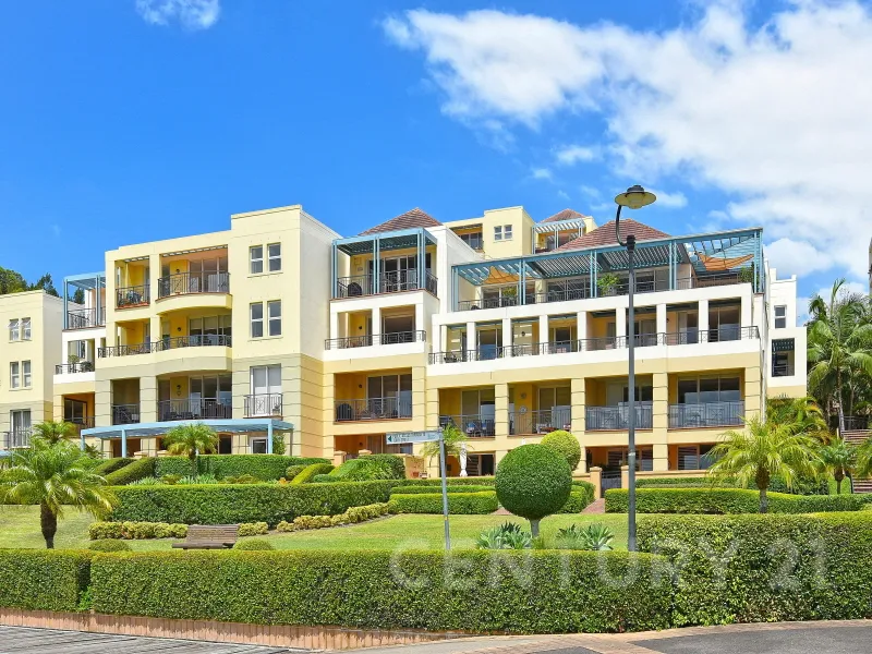 FULLY FURNISHED, LARGE THREE BEDROOM APARTMENT WITH SWEEPING HARBOUR VIEWS.