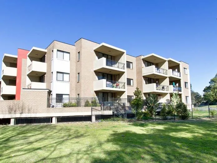 ENJOY BEAUTIFUL PARK VIEWS AND SHORT WALK TO SHOPS , STATION AND HOSPITAL