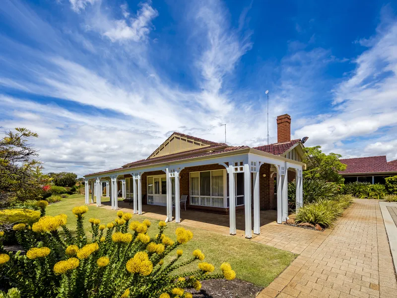 3 Lakeside Gardens - Close the The Lodge and village facilities