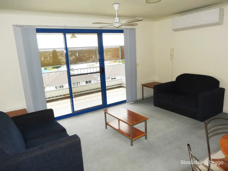 LARGE 2 BEDROOM APARTMENT - GREAT VIEWS!