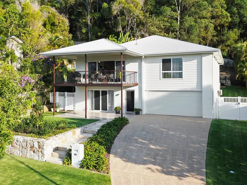 EXECUTIVE FAMILY HAVEN, STUNNING VIEWS, HUGE 1000M2 BLOCK, SIDE ACCESS AND ADAPTABLE FLOOR PLAN!