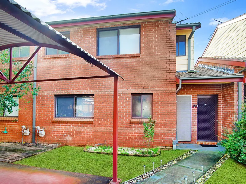 Affordable Entry Level 3 Bedroom Townhouse! Walk to Plumpton Marketplace!