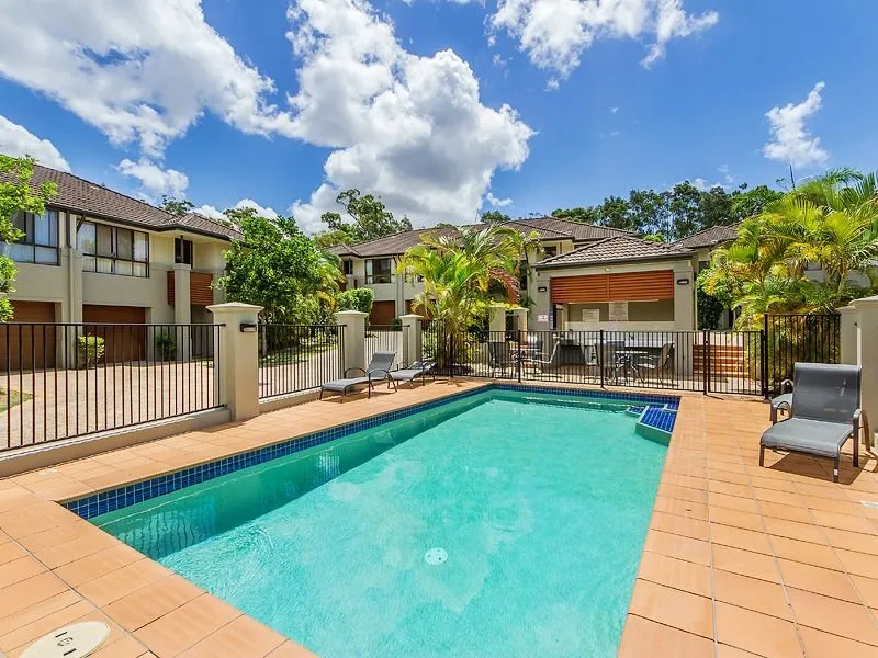 NORTH SHORE VILLAS TOWNHOUSE - PRIME VARSITY LAKES LOCATION - HIGHLY SOUGHT AFTER