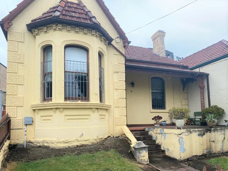 CLOSE TO SHOPS & STATION