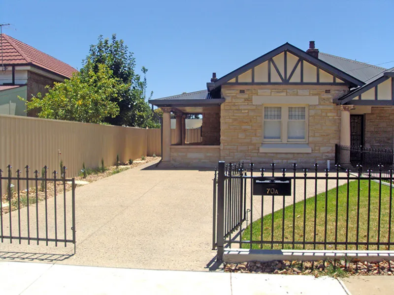 Renovated Maisonette Close To City,Beach,Local Shops,Public Transport and Schools.