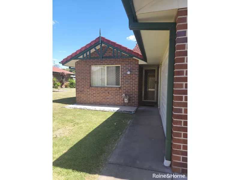 Spacious outdoor living in a complex. Close to all amenities, schools and public transport