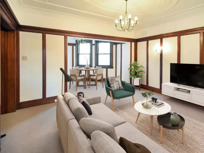 LARGE ART DECO APARTMENT WITH SUNROOM