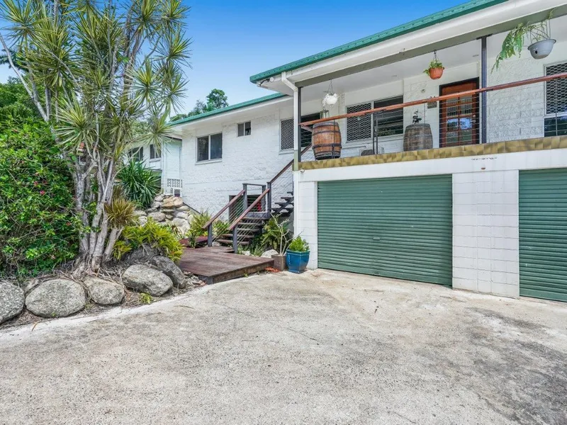 Huge Family Home! - 6 bedrooms - Multiple living areas - pool - privacy