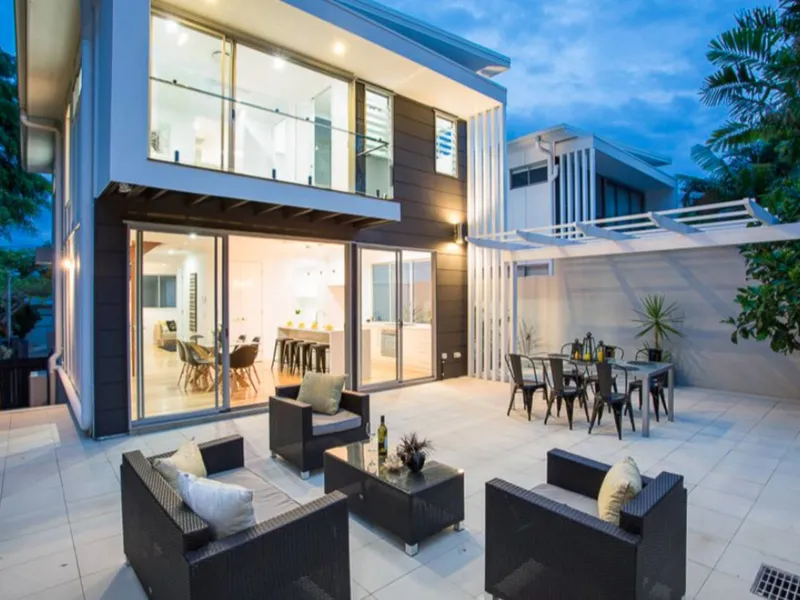 Private, Huge Courtyard, Great Location