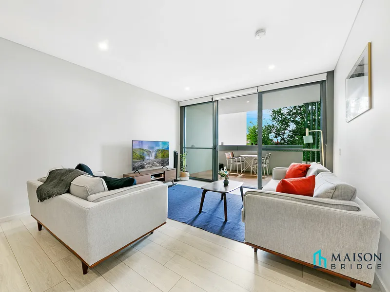 Sleek and Over Sized Gem. Open Sat 2:00 PM