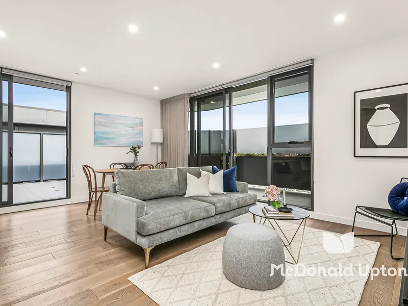 Ahead Of The Curve With Effortless Style and Practicality! 