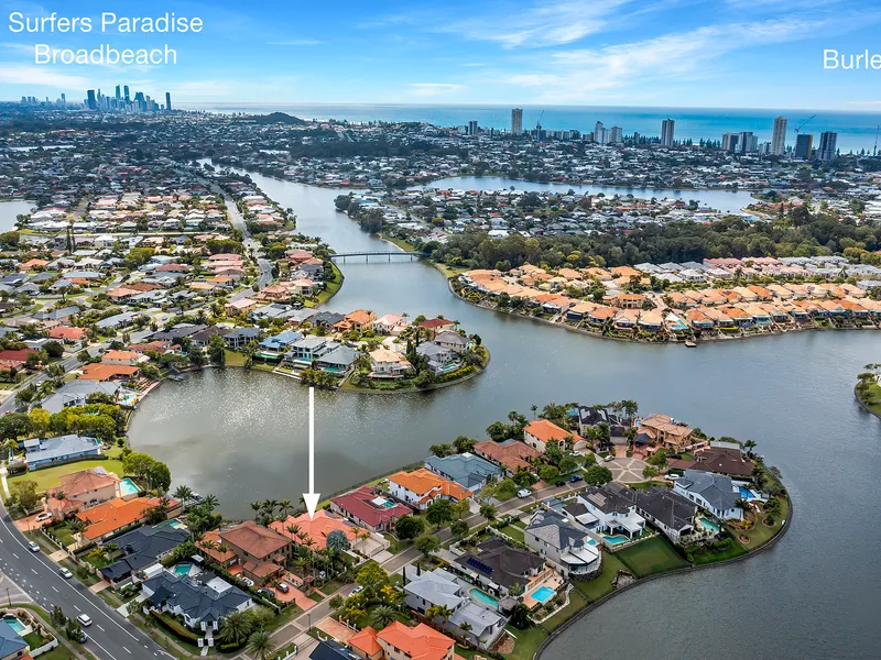 NORTH FACING EXQUISTE WATERFRONT LIVING