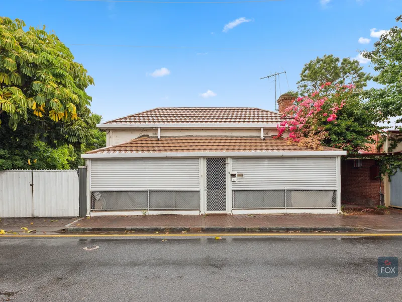 A prime opportunity in this exclusive location only footsteps to Botanic Gardens.