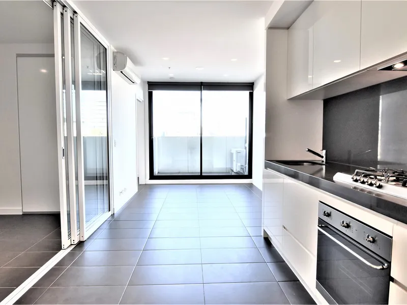 Affordable Two Bedrooms with Carpark in West Melbourne!