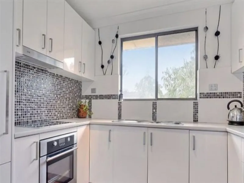 LOVELY MODERN UNIT!