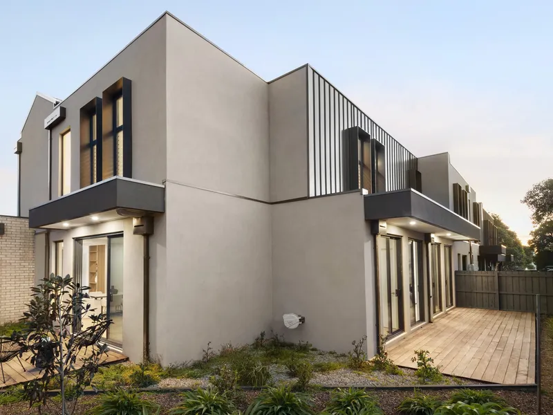 Luxurious Private & Secure Rear Townhouse