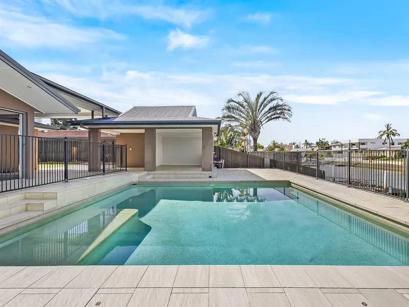 Stunning Unfurnished Family Waterfront Escape In Surfers Paradise