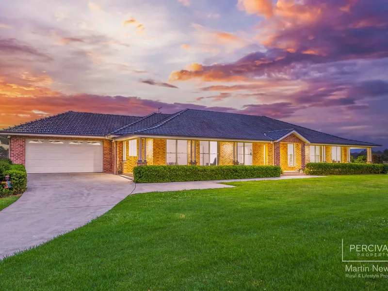 Magnificent Home & Rural Acreage - King Creek (10.2 ha / 25 acres)