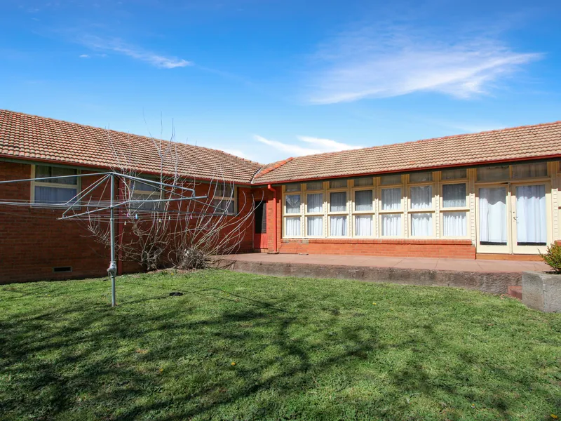 Large 3 bed room Unit W/4th room