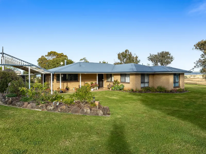 Convenient Country Living with all the Boxes Ticked Here!