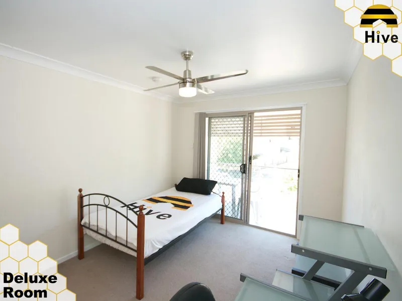 1 WEEK RENT FREE MODERN ACCOMMODATION - Short walk to Auchenflower Train Station!