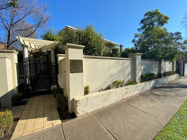 STUNNING MODERN FIRST FLOOR APARTMENT – SMALL BOUTIQUE BLOCK!!