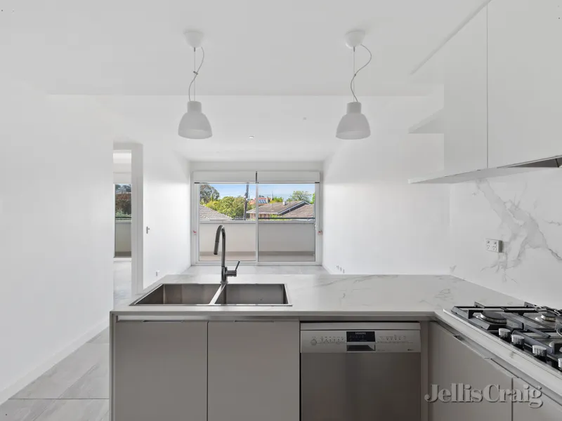 Fantastic value - 2 bedroom apartment next to Darebin Station