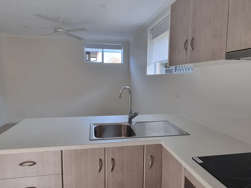 6 MONTH RENTAL - UPRGRADED UNIT JUST A SHORT STROLL TO THE BEACH