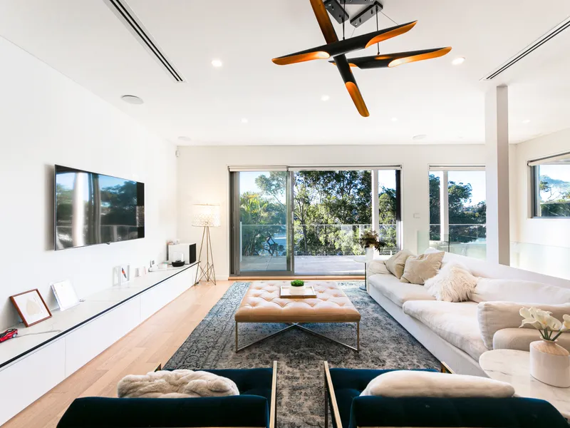 An irreplaceable bayside dream home, with a breathtaking harbour panoramic