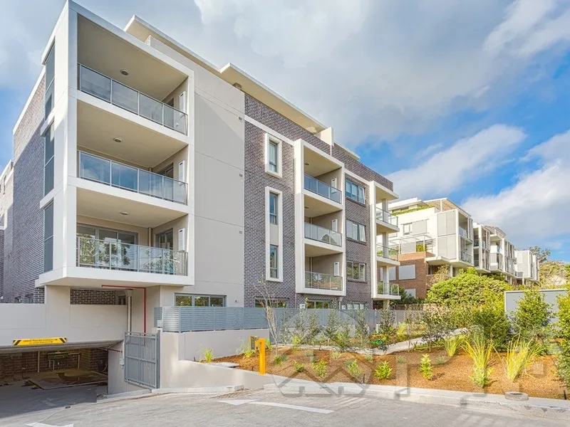 Modern One bedroom Apartment plus study area Access to nearby quality schools i.e PLC, Knox Grammar, Abbotsleigh and Wahroonga Public.