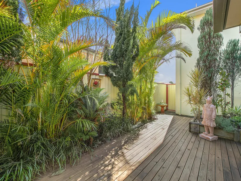 QUIET SUNDRENCHED AND STYLISH BEACHSIDE TOWNHOUSE