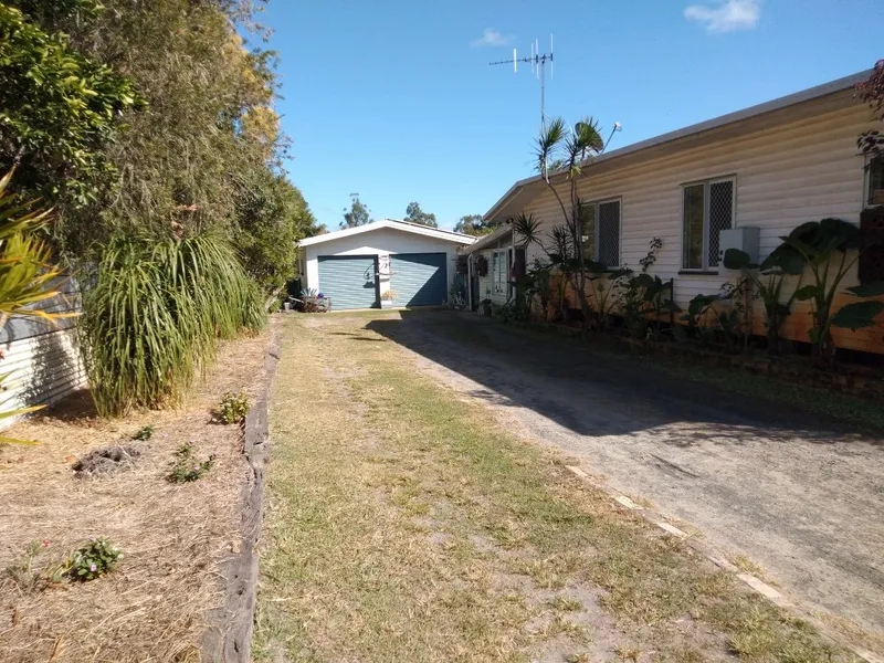 Stylish 3 Bedroom Cottage on 2 acres - Sheds - Dam