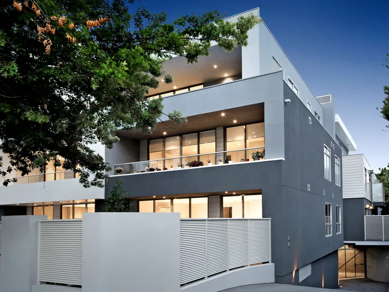 Courtyard Living for a Sun-Drenched Life