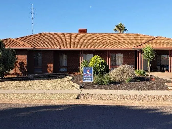 IMPOSING FAMILY HOME ! SO MANY OPTIONS !