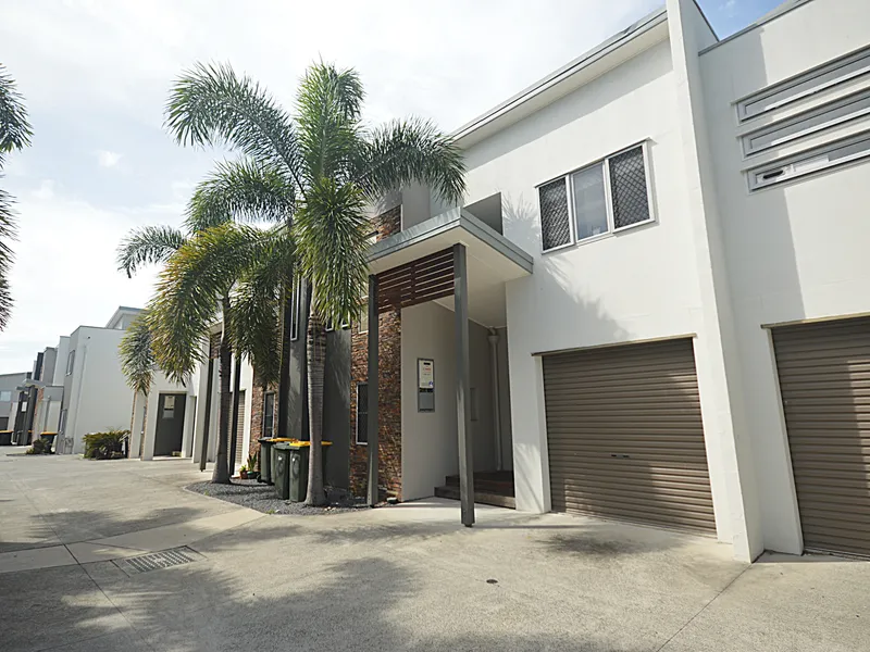 CENTRALLY LOCATED TOWNHOUSE AT A GREAT PRICE!