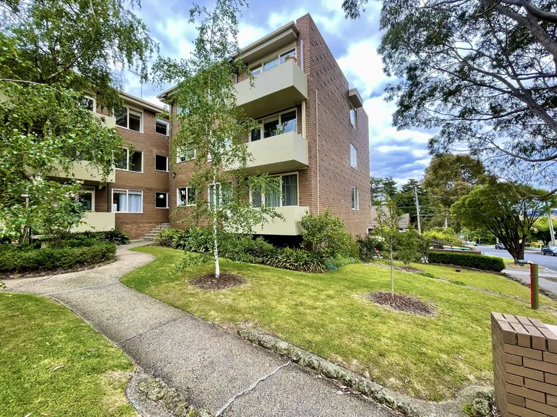 Spacious 2 Bedroom Flat - w/ Balcony, 2 car spaces & 3 directional windows