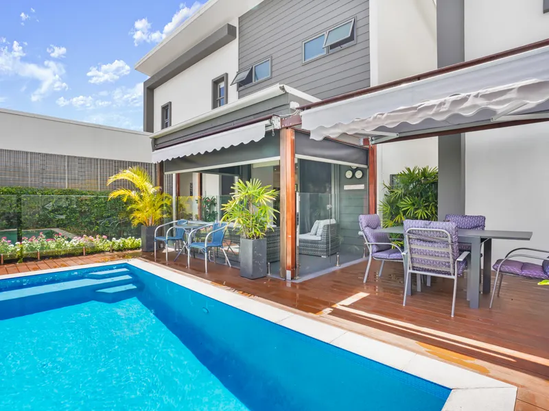 Architecturally Designed Duplex With Pool - Walking Distance To Beach