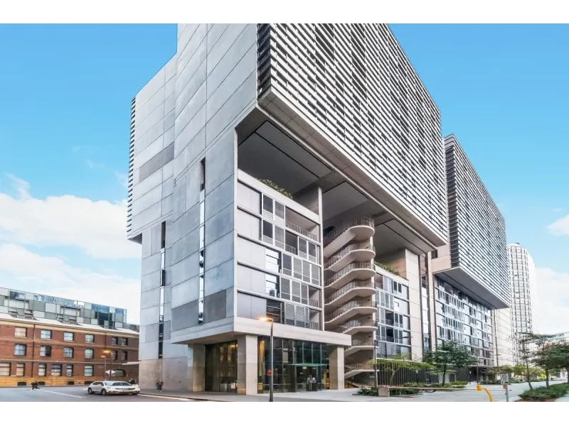 LUXURY ONE BEDROOM EAST FACING CENTRAL PARK LOW STRATA FOR SALE！