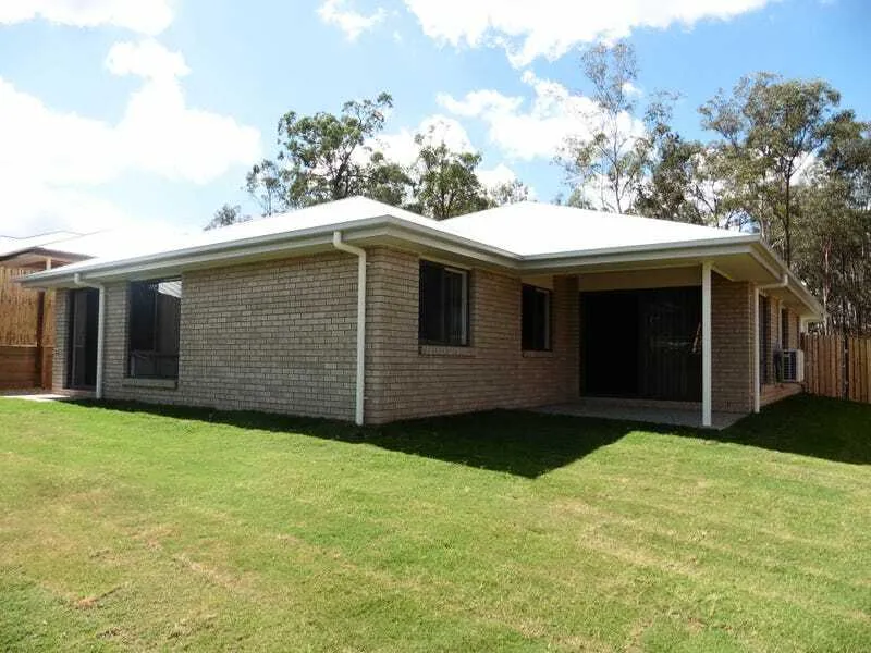 FAMILY HOME WITH 3 LIVING AREAS CLOSE TO BRISBANE RIVER AND PARKS