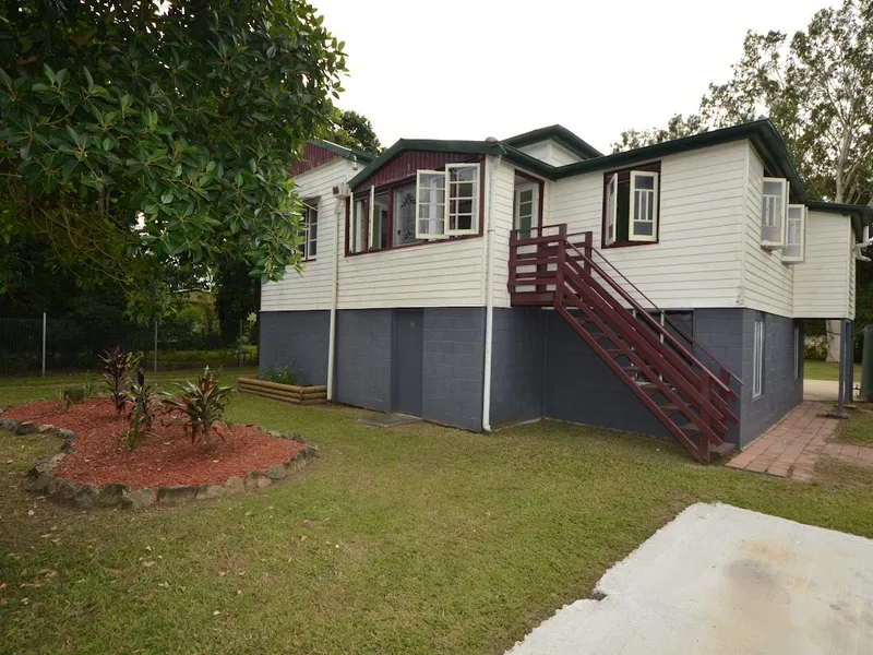 1047m2 Cosy Family Home Eton