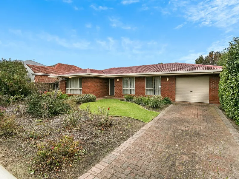 Huge 4 bedroom family home with two separate living areas & Solar!