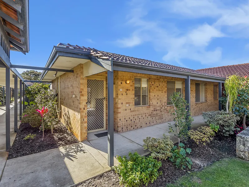 45 Lakeside Gardens - Absolutely charming, cottage style home surrounded by colourful gardens