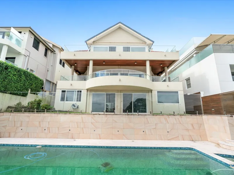 LUXURIOUS LIVING WITH SPECTACULAR HARBOUR VIEWS!