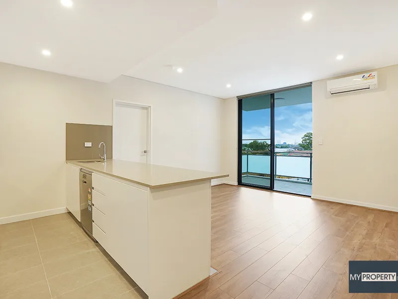 LUXURIOUS DESIGNER APARTMENT - MINUTES WALK TO STATION & SHOPS (TOTAL AREA: 103m2)