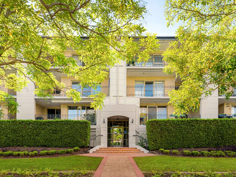 Sophisticated Full Brick Apartment with Park Views