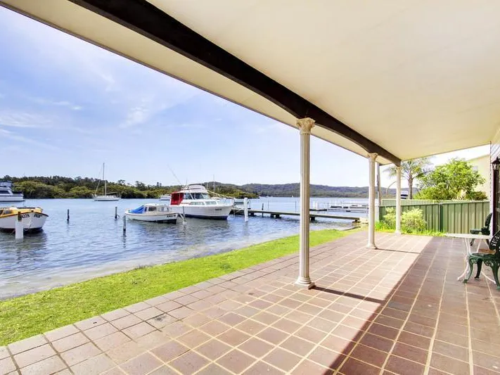 Waterfront cottage in Empire Bay