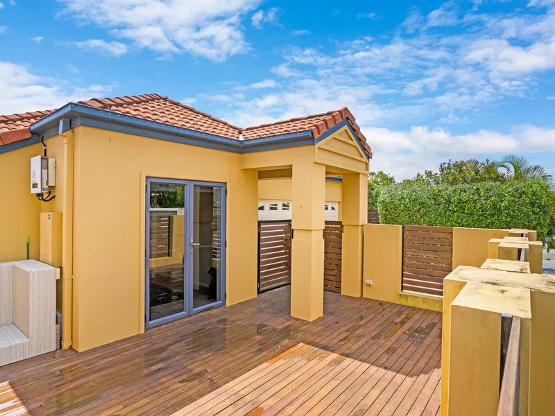 Stand Alone House With Pool, Quiet Street In Varsity College Catchment