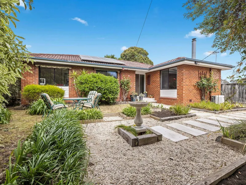 Stylish Gem on a Spacious 621sqm Lot Invest with Confidence in a Prime Courtside Locale A First-Time Buyer's Dream: Space, Style and Substance! Style